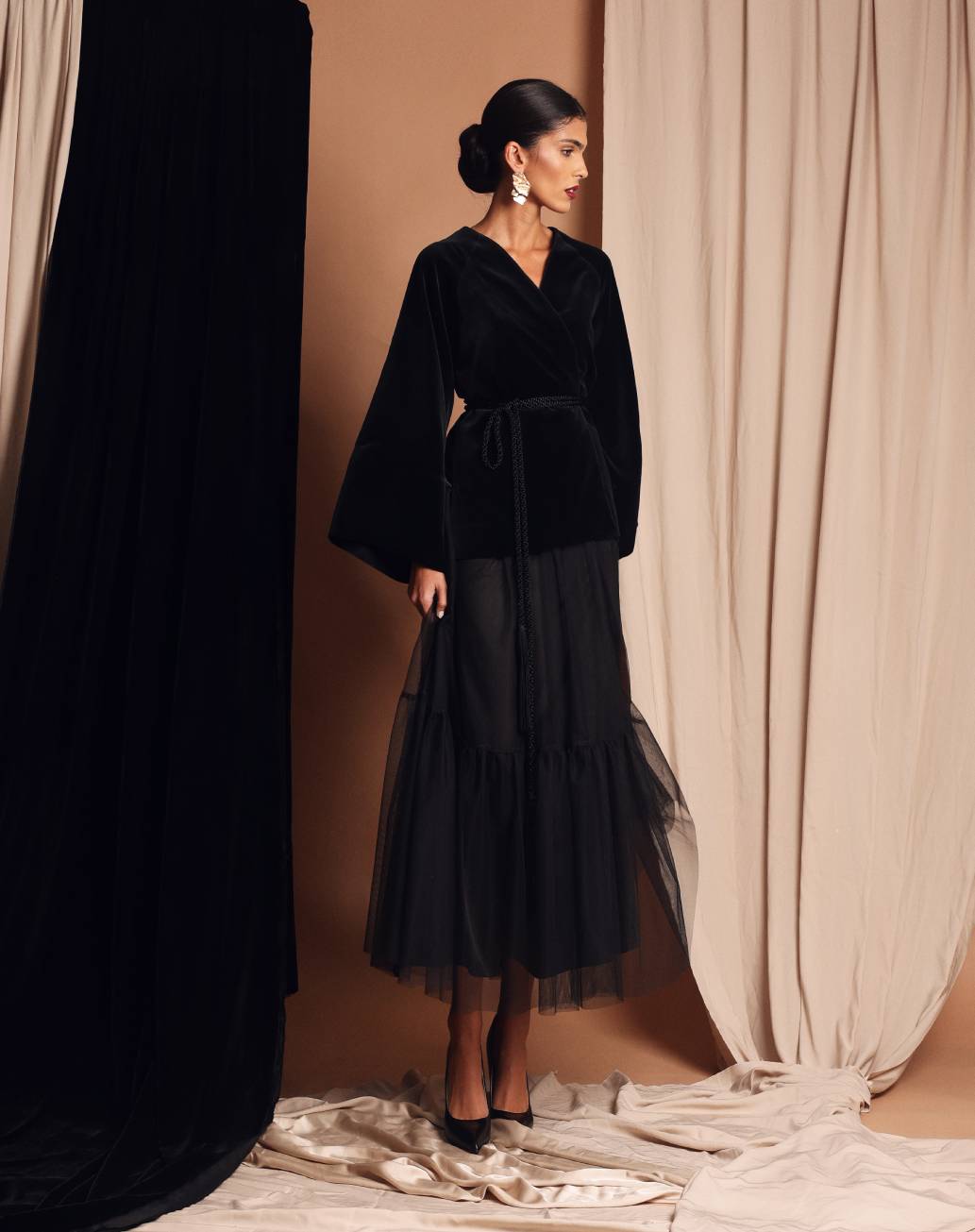 Serpentine skirt in black